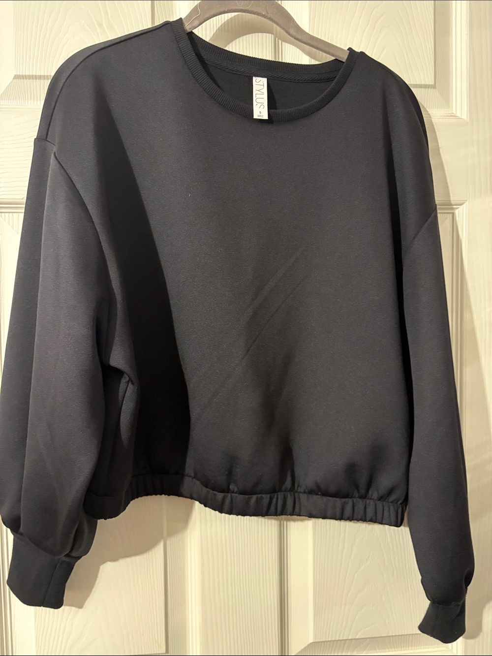 STYLUS Black Cropped Pullover Sweatshirt - Women's Casual Crew